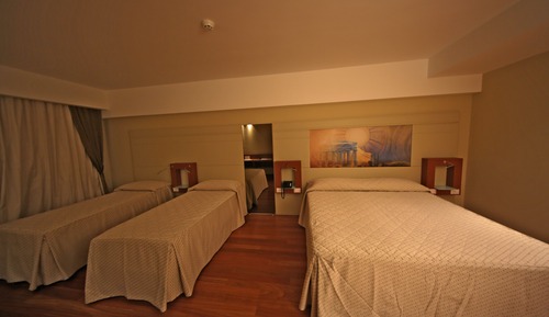 Habitación, varias camas, balcón