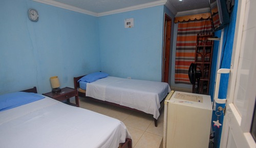 Habitación básica con 2 camas individuales, 2 camas individuales, baño privado