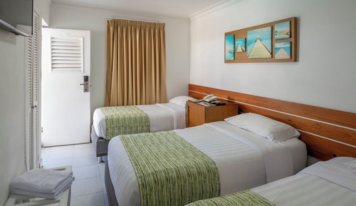 Habitación triple, vistas al jardín