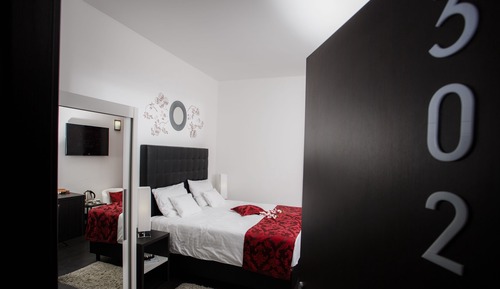 Habitación superior con 2 camas individuales, vistas a la ciudad