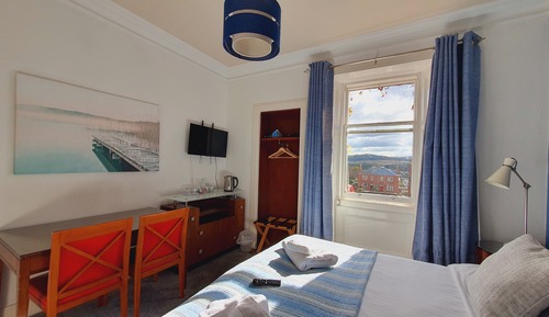 Habitación estándar con 1 cama doble o 2 individuales, baño privado, vistas a la colina