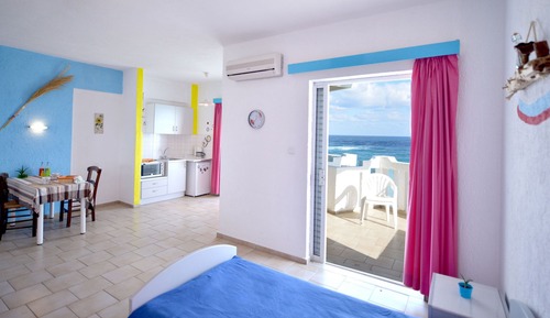 Estudio, vistas al mar