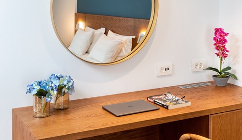 Habitación superior con 1 cama doble o 2 individuales, vistas a la ciudad