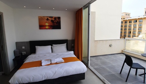 Habitación superior con 1 cama doble o 2 individuales, balcón, vistas al mar