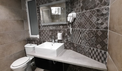 Habitación estándar con 1 cama doble o 2 individuales, balcón