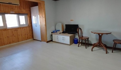 Room (Room 302)