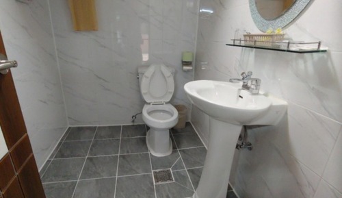 Room (Room 103)