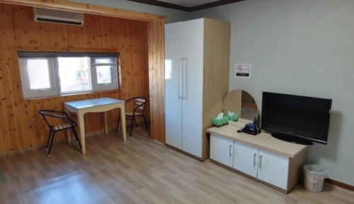 Room (Room 301)