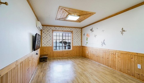 Room (Building B 101)