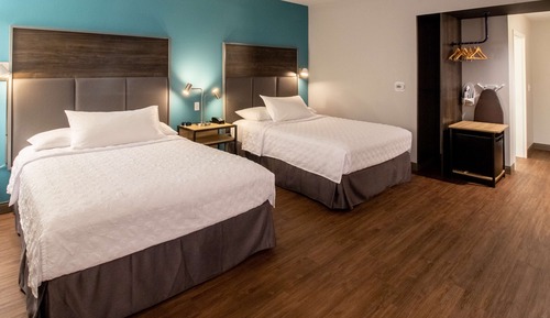 Habitación, 2 camas de matrimonio, accesible para personas con discapacidad, bañera