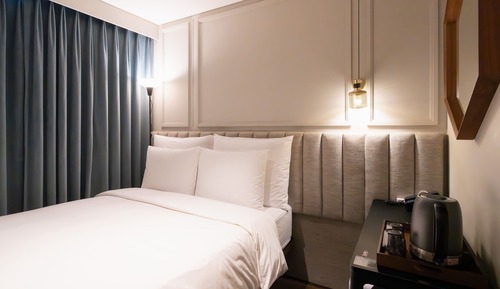 Petite Queen Room (Breakfast Included)