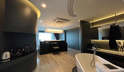 Ocean Hall with Bathtub Twin Bed