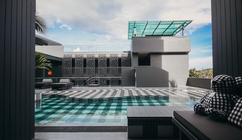 Ozone Hall with Bathtub Pool Access