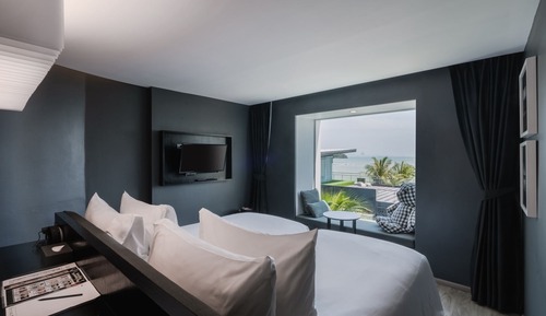 Ocean Hall with Bathtub