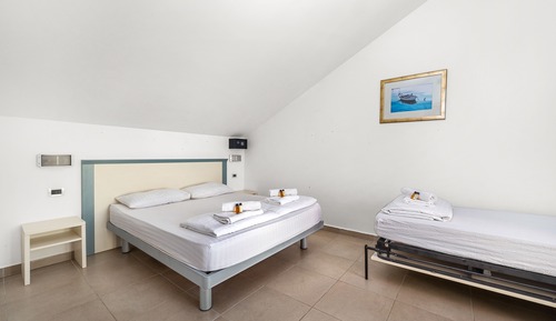 Apartamento superior, 2 habitaciones, balcón, en edificio anexo