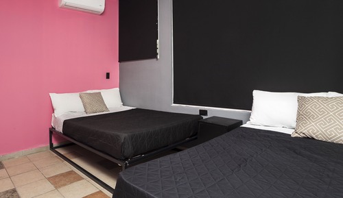 Habitación económica doble, 2 camas dobles, sin ventanas
