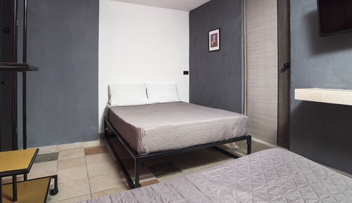 Habitación económica doble, 2 camas dobles, sin ventanas