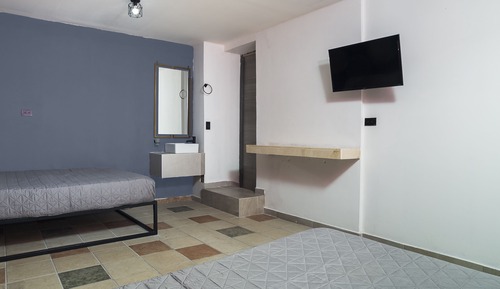 Habitación económica doble, 2 camas dobles, sin ventanas