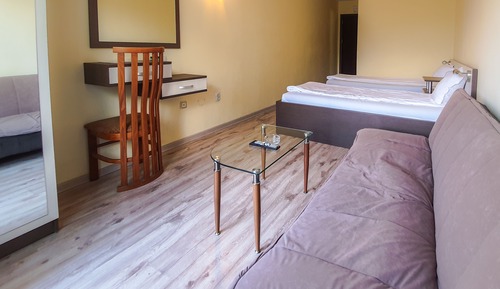 Habitación con 2 camas individuales, balcón
