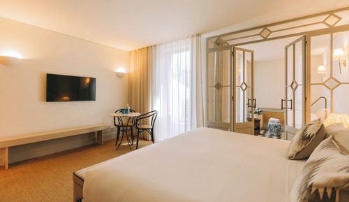 Deluxe with Bathtub and terrace
