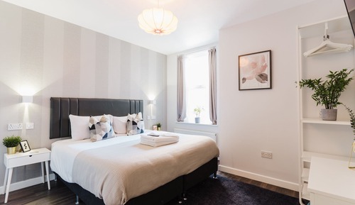 Apartamento superior, 1 cama de matrimonio grande con sofá cama, no fumadores, planta baja