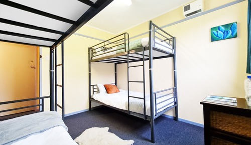 Habitación (Single Bed, Shared)