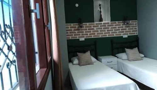 Habitación de diseño con 2 camas individuales