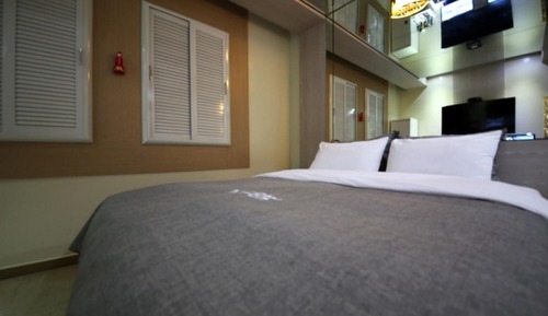 Room (Mirror Room Non-Smoking)