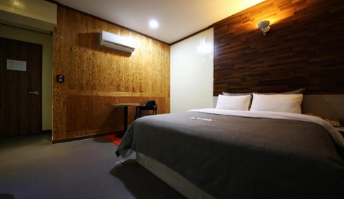 Room (Room Assigned Upon Arrival)