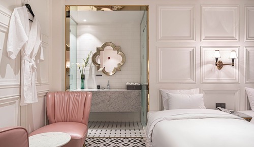 Room (Suite Twin (1 double + single) (Must )