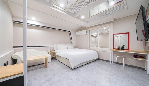 Room (Standard Room (Netflix available bath)