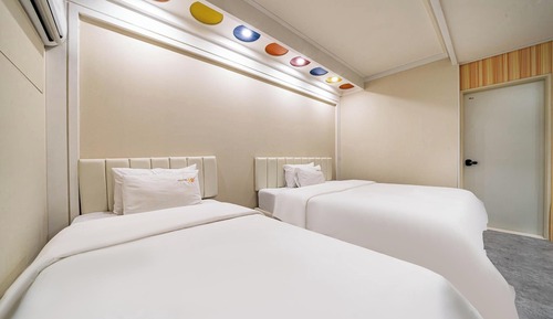 Room (Twin (Netflix available bathtub advan)