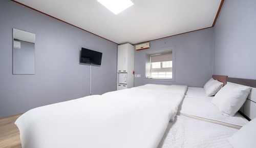 Room (Family room)