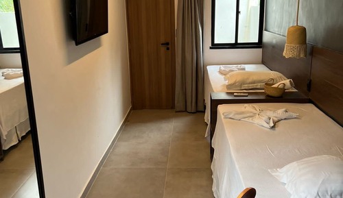 Habitación básica con 2 camas individuales