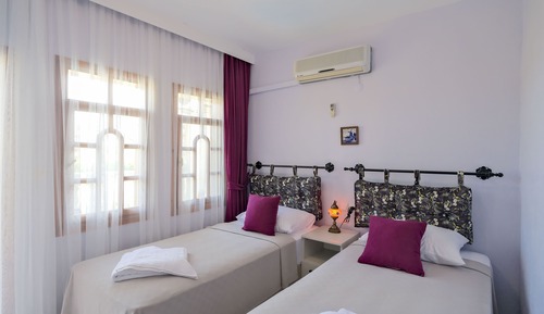 Habitación superior con 2 camas individuales, balcón, vistas a la piscina