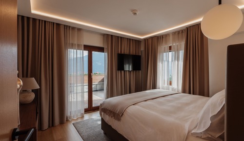 Habitación junior con 1 cama doble o 2 individuales, balcón, vistas a la montaña