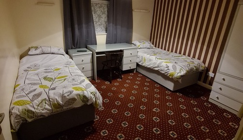 Habitación básica con 2 camas individuales