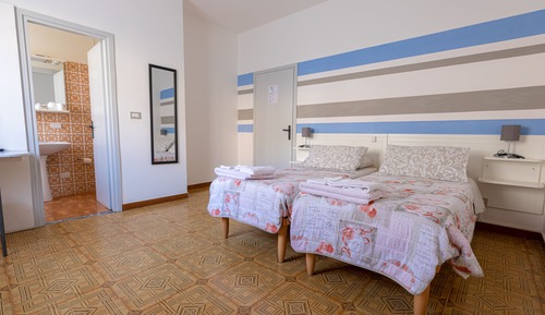 Habitación básica con 1 cama doble o 2 individuales