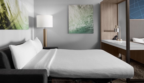 Suite, 1 cama de matrimonio grande con sofá cama, balcón (Mobility Accessible, Roll-In Shower)