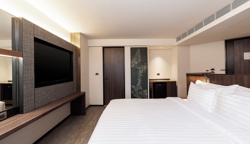 Deluxe Pool View King Room