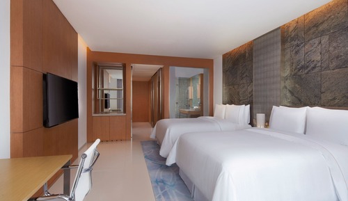 Habitación básica, 2 camas dobles, vistas a la ciudad