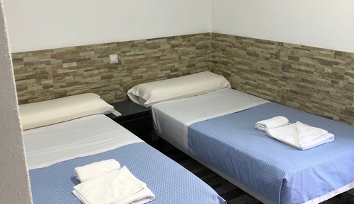 Habitación básica con 1 cama doble o 2 individuales, baño compartido