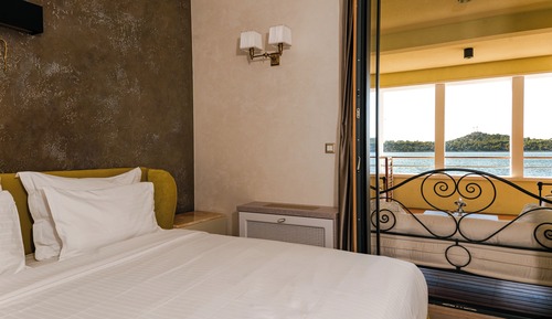 Design Sea View & Loggia, Three Bedroom Apartment