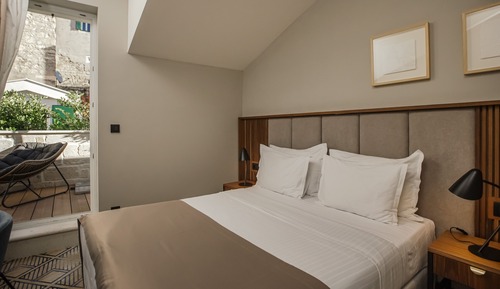 Habitación superior con 1 cama doble o 2 individuales, terraza, vistas a la ciudad
