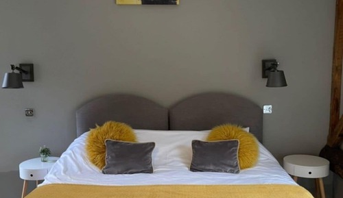 Habitación superior con 1 cama doble o 2 individuales, baño privado, vistas al jardín (Large Double)