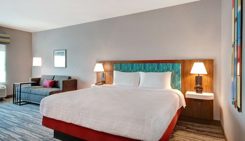 Habitación, 1 cama de matrimonio grande con sofá cama, frigorífico y microondas