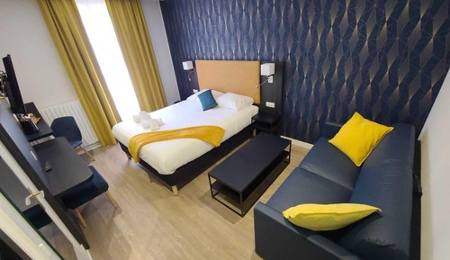 Habitación cuádruple superior, 1 cama de matrimonio con sofá cama, balcón, vistas al mar