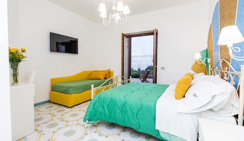 Habitación superior con 1 cama doble o 2 individuales, terraza, vistas al mar
