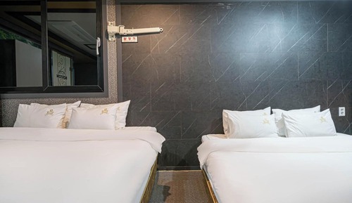 Room (Family Room - 13:00 Check-in Special )