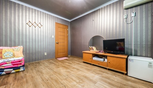 Room (Ondol Room)